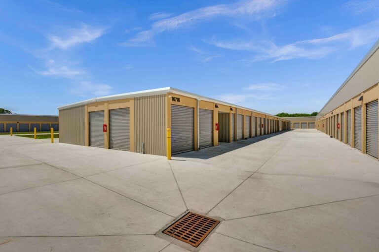 Rows of pull up storage units 768x512